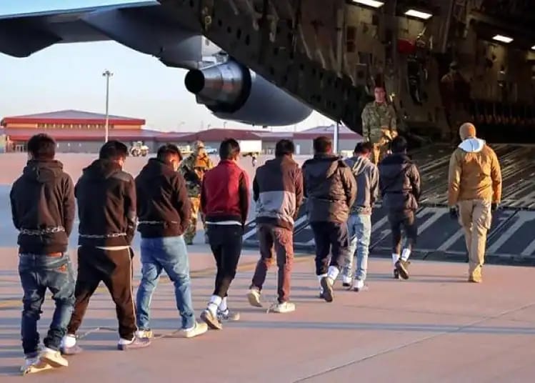 Algérienne menacée d'expulsion : victoire après mobilisation Groupe de migrants montant à bord d'un avion militaire.