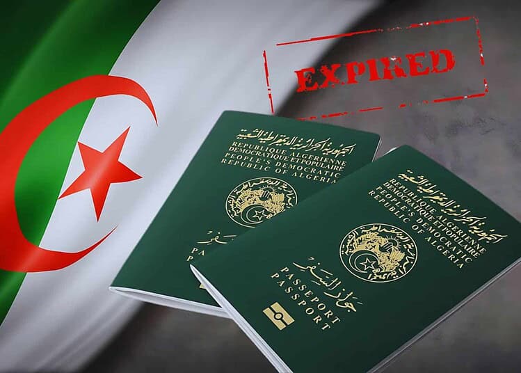 Algérie : ces 2 erreurs de passeport peuvent gâcher vos vacances Passeports algériens expirés sur drapeau national d'Algérie.