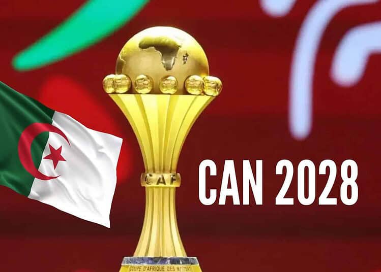 Trophée de la CAN 2028 avec drapeau algérien en arrière-plan.