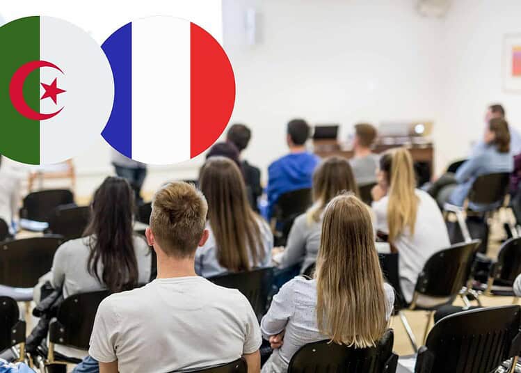 Frais d'inscription en hausse : un choc pour les étudiants étrangers en France Étudiants en France regardant une présentation avec drapeaux algérien et français.