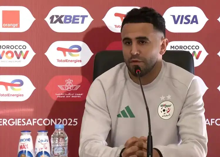 Footballeur algérien lors d'une conférence de presse avant le match.