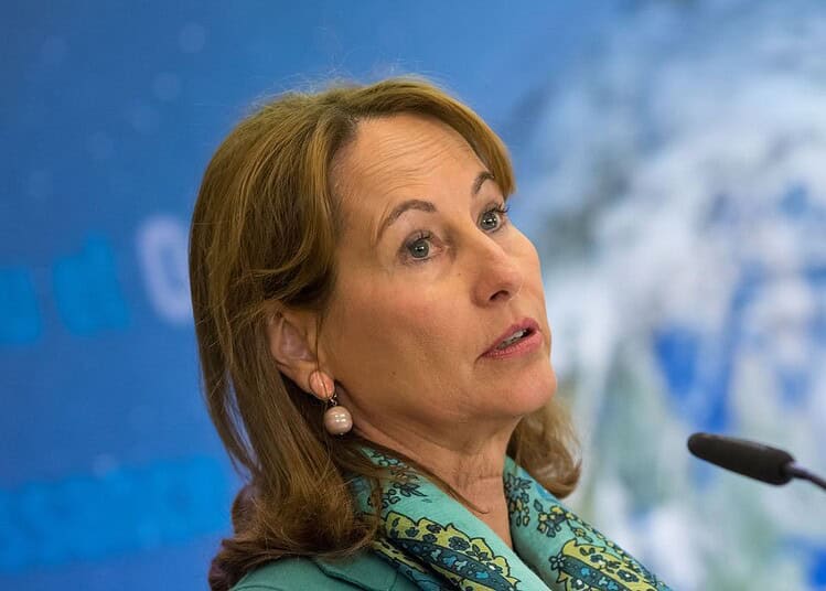 Ségolène Royal parle lors d'une conférence sur la relation France-Algérie.