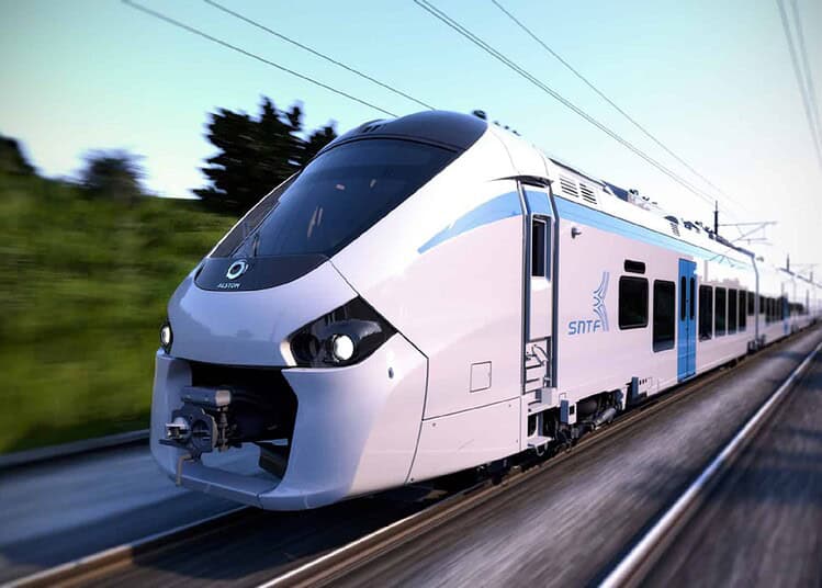 Train moderne en déplacement rapide sur voie ferrée en Algérie.