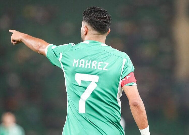 Mahrez portant le maillot vert avec le numéro 7.