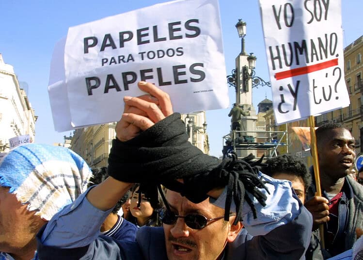 Manifestants demandant des papiers pour tous lors d'une manifestation en Espagne.