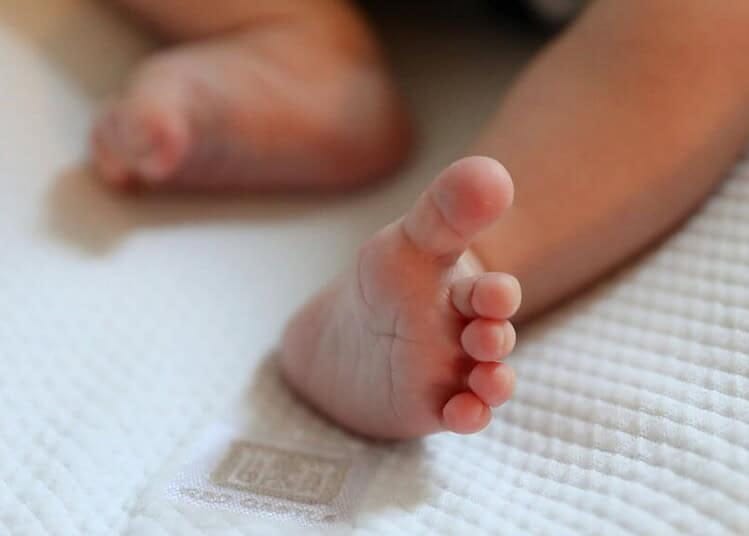 Pied de bébé avec orteils, image douce et chaleureuse.