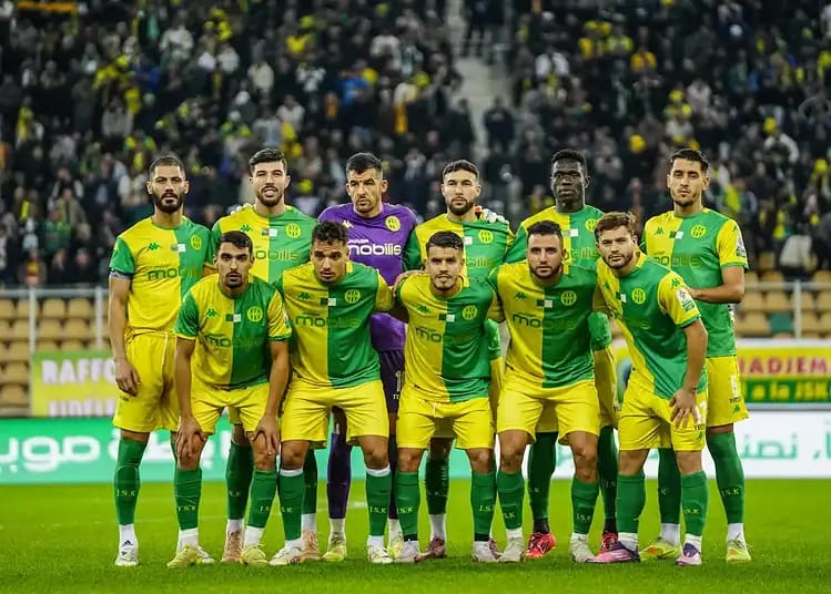 Équipe JS Kabylie en crise lors d'un match de football.