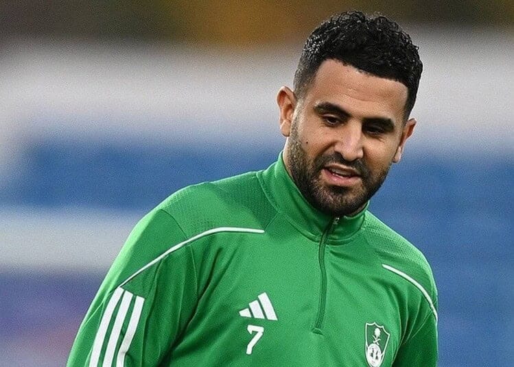 Mahrez surprend avant Algérie vs Arabie Saoudite Riyad Mahrez en tenue d'entraînement verte avec logo de l'équipe.