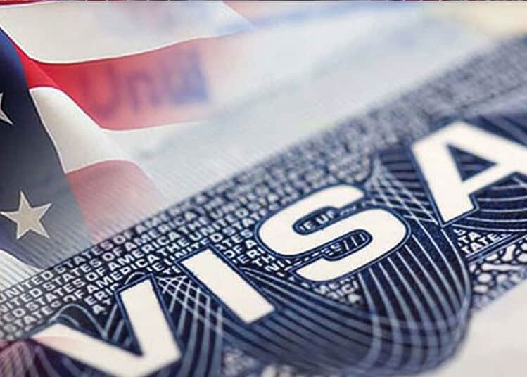 États-Unis 2025 : la vraie raison derrière 100 000 visas annulés Drapeau américain et visa en gros plan pour l'actualité.
