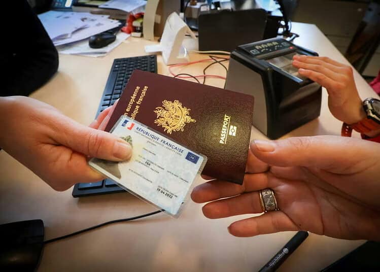 Nationalité espagnole des Sahraouis : vers d'autres avancées Échange de documents entre deux personnes lors d'une procédure administrative.