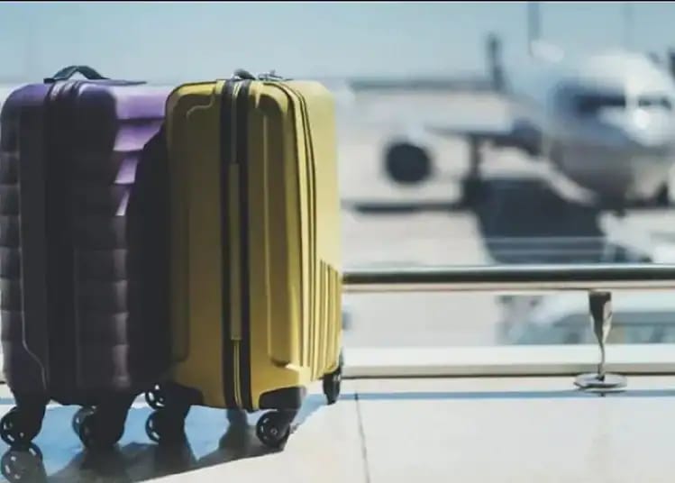 Valises colorées à l'aéroport, prêt pour le voyage.