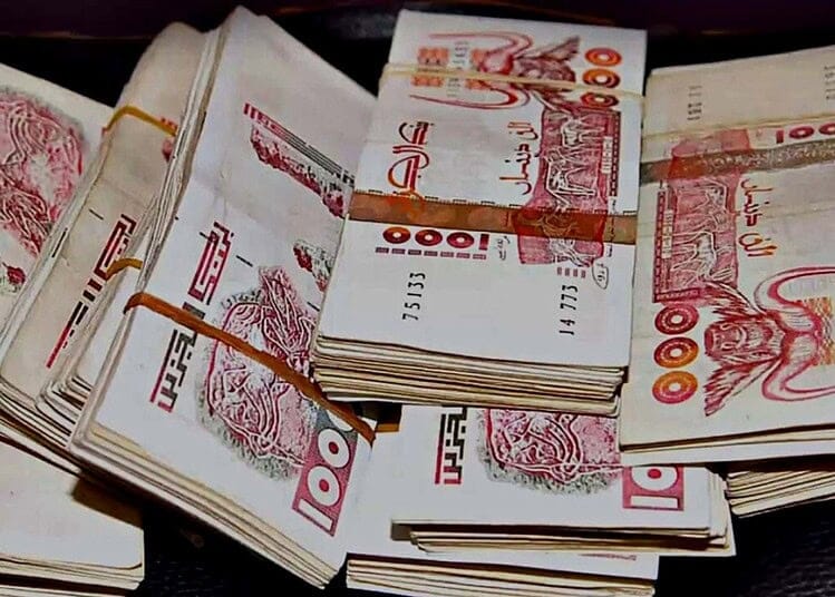 Fonds en dinars algériens empilés pour récupération de fonds.