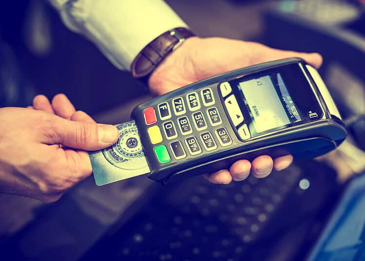 Paiement sans contact avec terminal de carte bancaire moderne.