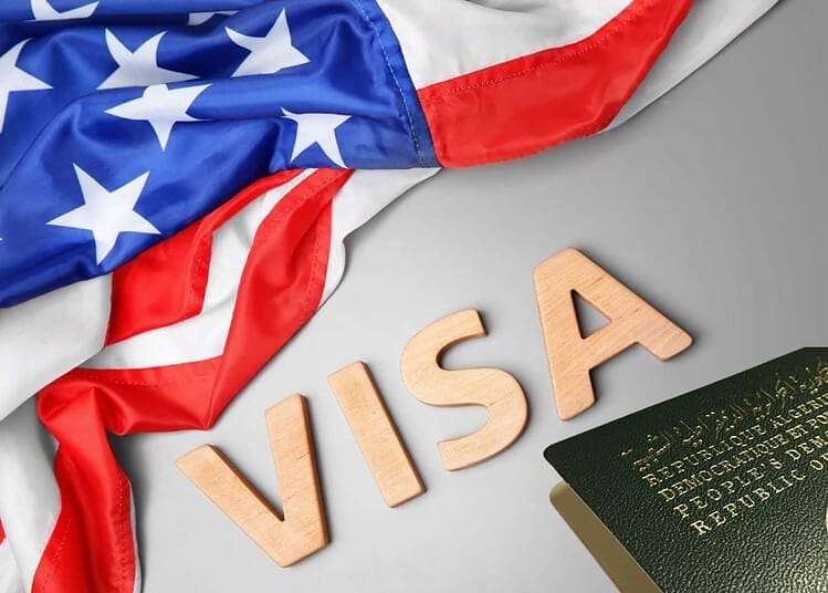 Visa américain et drapeau des États-Unis en toile.