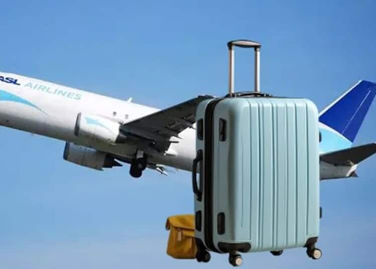 Avion d'ASL Airlines avec une valise en premier plan.