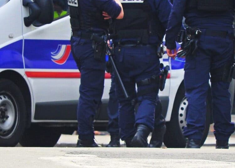 Policiers en intervention lors d'une opération policière en France.