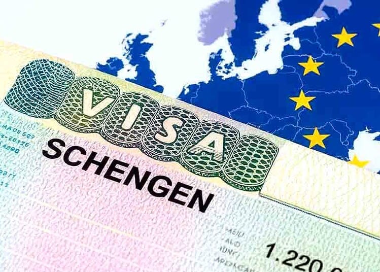 Carte Visa Schengen avec drapeau de l'Union européenne en arrière-plan.