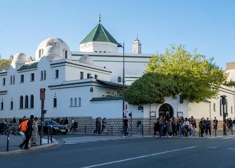 Mosquée historique avec minarets dans le centre-ville de Tunis.
