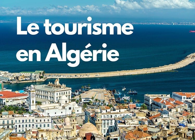 Vue panoramique de la côte d'Algérie avec port et bâtiments historiques.