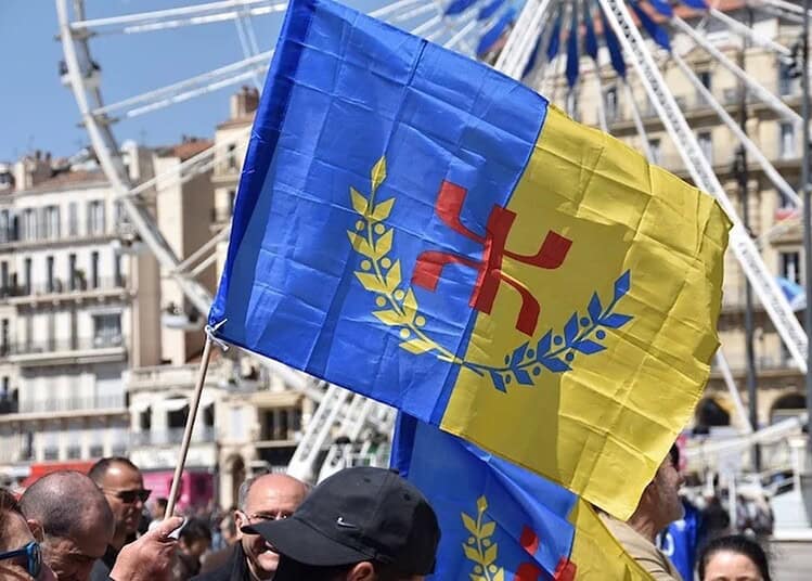 Drapeau de la Catalogne avec symbole fasciste lors d'une manifestation.