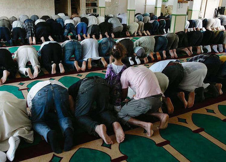 Musulmans en prière collective dans une mosquée pendant le Ramadan.