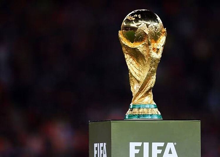 Trophée de la Coupe du Monde FIFA 2022 en or.