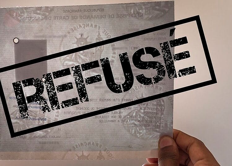 Refus de titre de séjour : comment contester efficacement ? Document de refus de titre de séjour avec stampede refus.