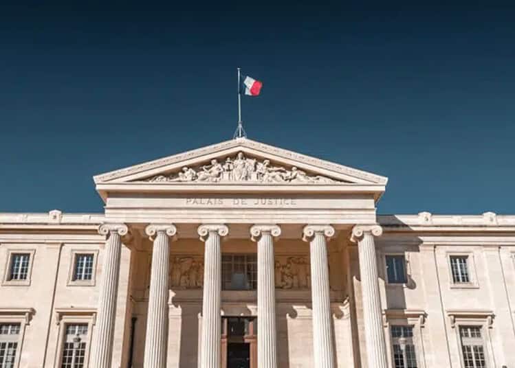 Bâtiment officiel avec drapeau français et algérien.