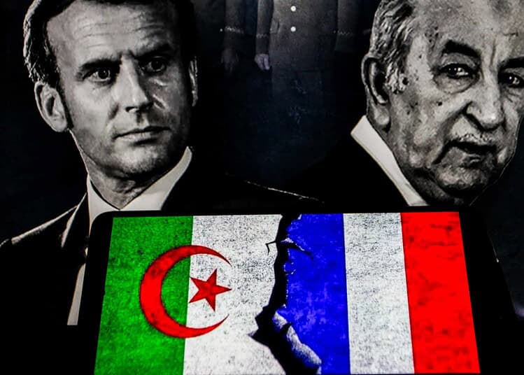 Image de deux hommes politiques avec drapeaux Algérie et France.