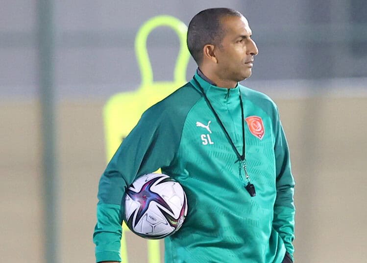 Entraîneur de football avec ballon lors d'un entraînement.