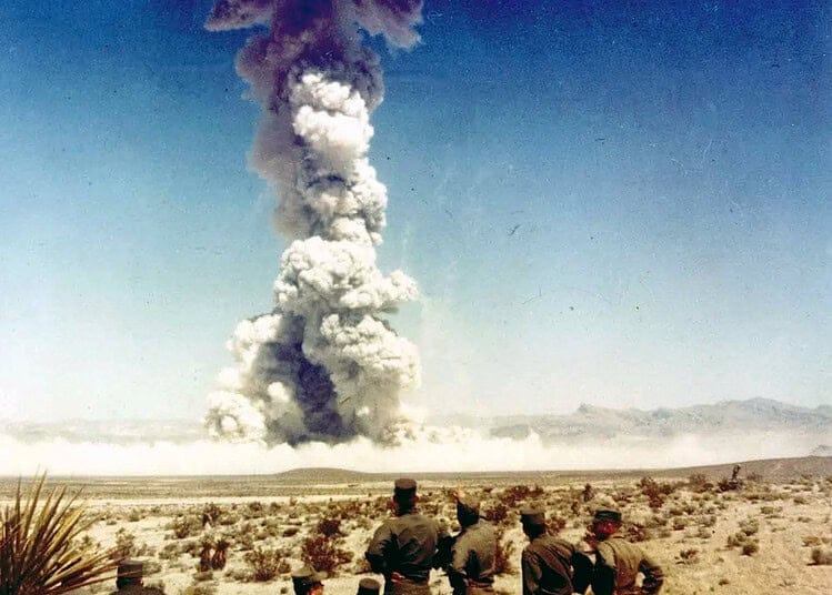Air Algérie : la date idéale pour payer moins cher à la Toussaint Nucléaire explosion avec nuage de débris en Algérie.