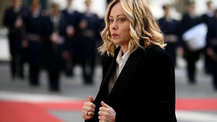 Femme en costume lors d'une cérémonie officielle en public.