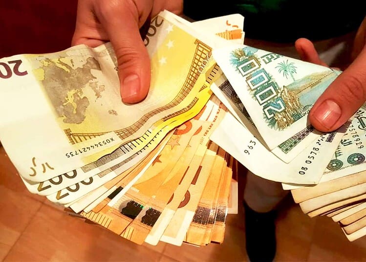 Main tenant des billets de banque algériens de différentes denominations.