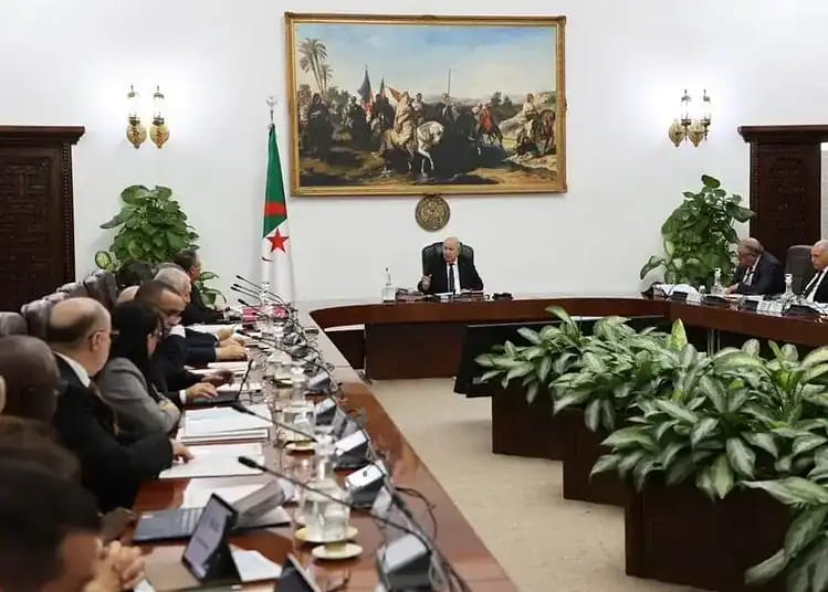 Algérie : les 3 priorités que Tebboune impose au gouvernement Le président Tebboune lors d'une réunion ministérielle en Algérie.