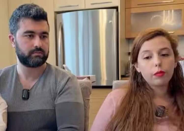 Famille algérienne avec un enfant dans une cuisine moderne au Canada.