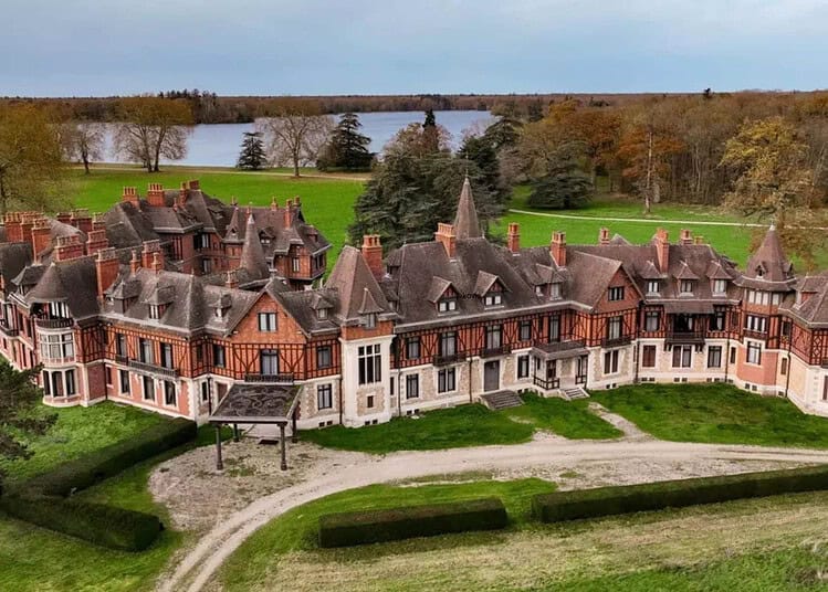 Majesté en solde : Château français de Mohammed VI à vendre ! Magnifique château français avec jardins et lac en arrière-plan.