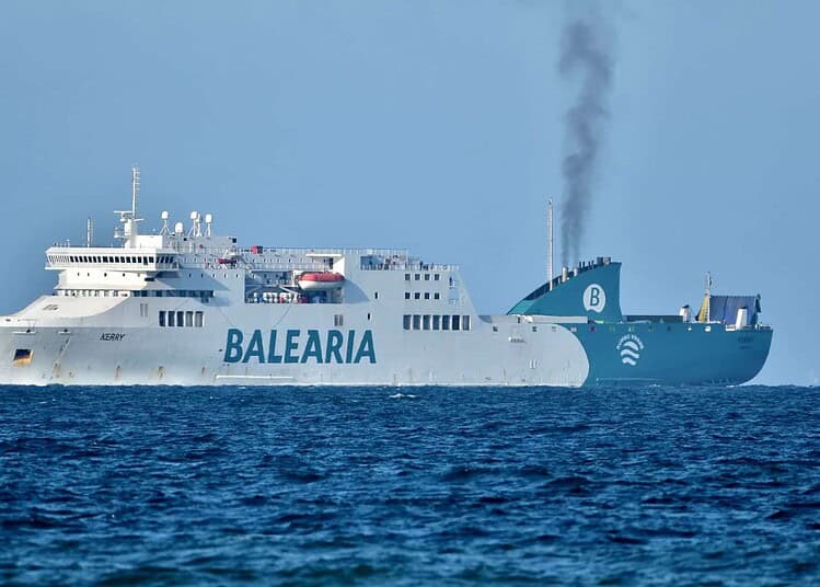 Ferry Balearia naviguant en mer, prêt pour la traversée vers l’Algérie.