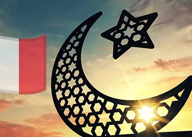 Drapeau français avec symbole islamique au coucher du soleil.
