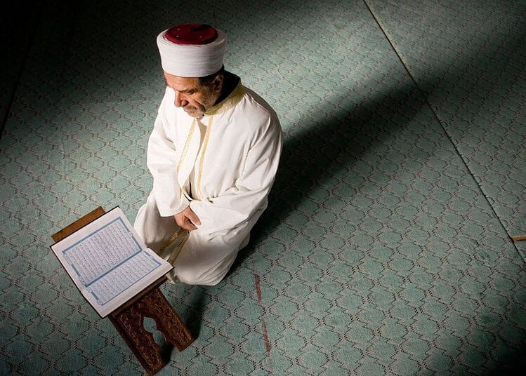 Ramadan 2026 : pourquoi les Algériens jeûneront plus longtemps Imam en prière avec le Coran pendant Ramadan en Algérie.
