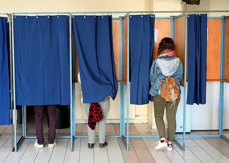 France : un maire RN bloque le vote des Algériennes Votants dans des bureaux de vote lors des élections municipales.
