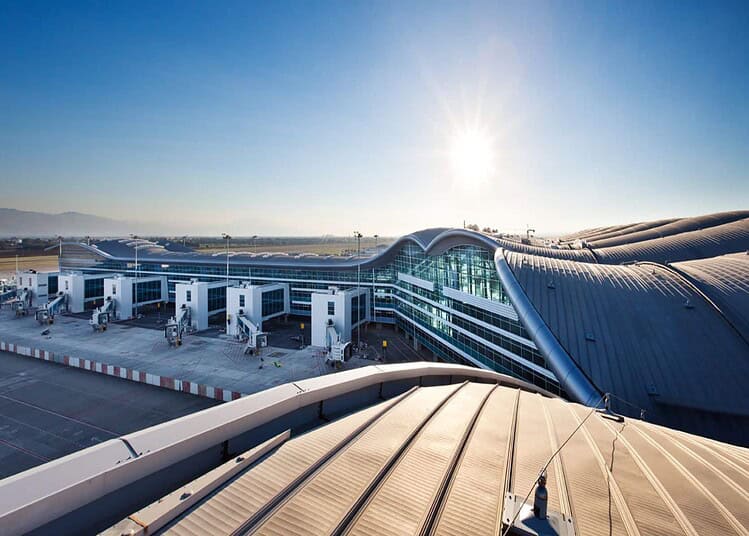 Incroyable découverte à l'aéroport d'Alger : 16.000 $ cachés ! Vue aérienne de l'aéroport d'Alger avec terminal moderne et pistes.