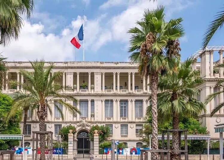 Palais de la République à Nice avec drapeaux français et algérien.