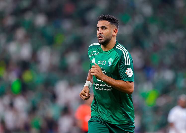 Mahrez à la retraite : pourquoi la FAF ne rend pas hommage Riyad Mahrez en maillot vert durant un match de football.