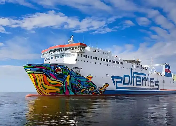Ferry Nouris Elbahr avec design artistique coloré sur la proue.