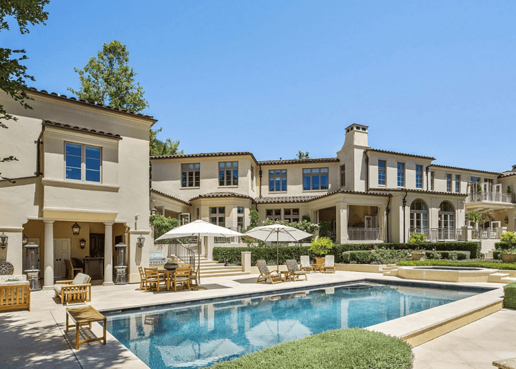 Magnifique manoir avec piscine et jardin luxuriant en Californie.
