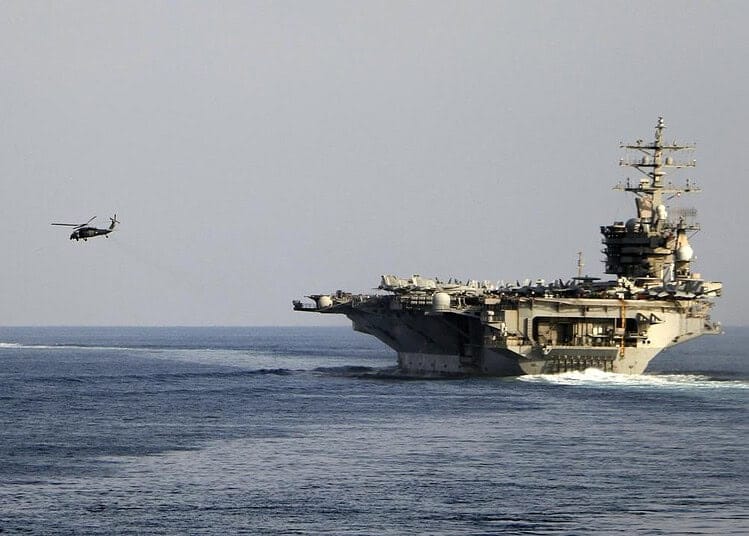 Navires de guerre et hélicoptère dans le détroit d'Ormuz.