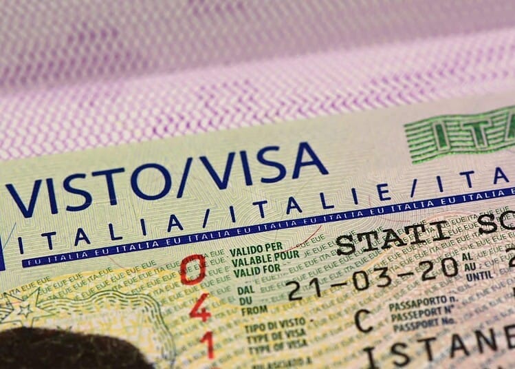 Une tragédie humaine : le destin tragique d'un sans-papiers en Italie Visa Schengen italien avec date de validité et tampon.
