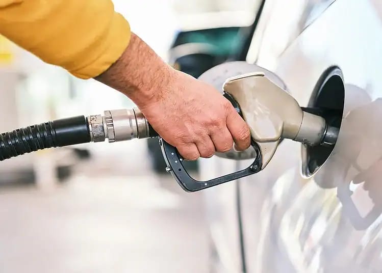 Carburant en Algérie : des prix étonnamment bas en 2026 ! Remplissage d'une voiture avec du carburant à la pompe.