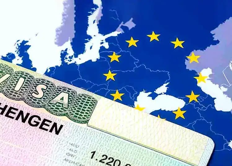 Titres de séjour : ce pays Schengen durcit les règles d'expulsion Carte de l'Europe avec étoiles Schengen et visa américain.
