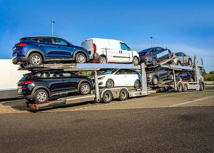 Algérie : un vaste réseau de trafic automobile démantelé ! Camion de transport de voitures avec plusieurs véhicules à bord.